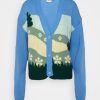 Clothing Vintage Supply | Vintage Supply Cardigan With Cutesy Scenic Intarsia Design Cardigan Blue